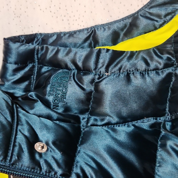 The northface vest 550 for women size XS - Picture 3 of 8